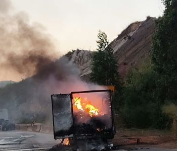 Carreta pega fogo e interdita trecho da BR-381 em Antônio Dias