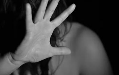 Homem é denunciado por sequestro, tráfico de drogas e violência doméstica em Caratinga