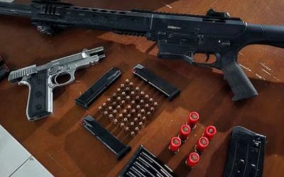 Homem é preso por exibir armas em via pública em Periquito