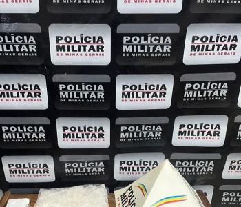 Jovem é preso por tráfico após esconder drogas em parede