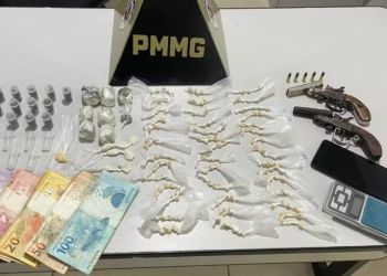 Mãe é presa após PM encontrar drogas e armas do filho em Capitão Andrade