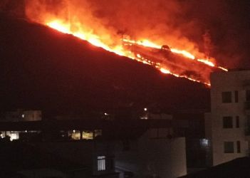 Vídeo: incêndio atinge área de proteção da Aperam em Timóteo