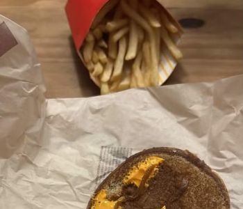 Cliente recebe hambúrguer do McDonald's sem carne, reclama, e resposta surpreende: 'Impossível'