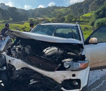 Motorista faz ultrapassagem em local proibido e bate de frente com outro carro; uma pessoa morreu