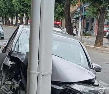 Mulher bate em poste ao descer morro no Centro de Coronel Fabriciano