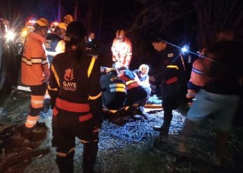 Acidente na BR-381 em Nova Era deixa motorista gravemente ferido após carro cair em ribanceira