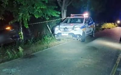 Duas mulheres morrem após caminhonete bater em árvore na MGC-458