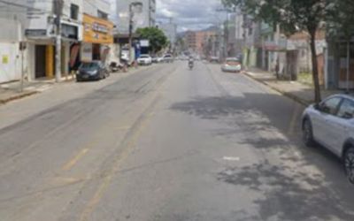 Carro derruba postes e causa transtornos em avenida movimentada em Ipatinga