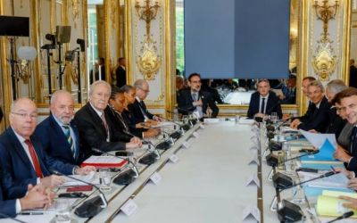 Lula leva 19 autoridades em viagem oficial à França