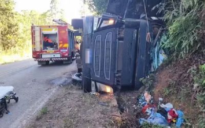 Carreta tomba na MG-164 e interdita trecho por mais de um dia; motorista fica em estado grave