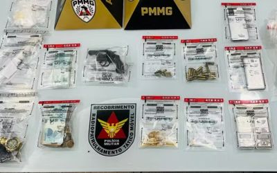  Após rapaz ser visto arremessando drogas de janela, PM apreende arma, munições e dinheiro em MG