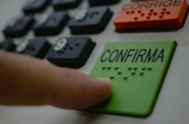 Cadastro eleitoral fecha em 6 de maio; eleitores devem regularizar título para votar