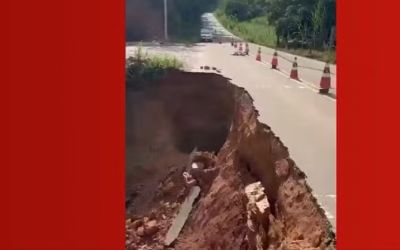 Parte da BR-474, em Caratinga, desmorona