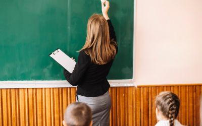  Piso nacional dos professores sobe para R$ 5.130,63 em 2026; veja como funciona o reajuste e a reação das prefeituras