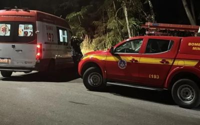 Pai e filhas ficam feridos após carro cair em ribanceira em Timóteo