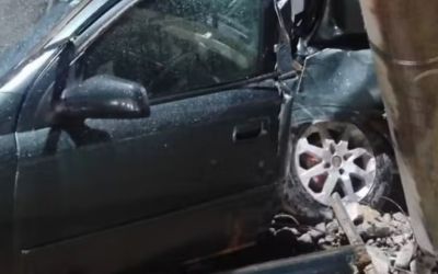 Motorista é arremessado de carro após bater em poste em Caratinga
