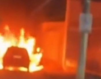Carro é destruído por incêndio na Rua Caetés, no bairro Iguaçu, em Ipatinga