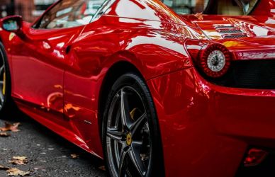 Justiça mantém passaporte retido de empresário que ostenta Ferraris, exibia vida de luxo e deve R$ 41 mil
